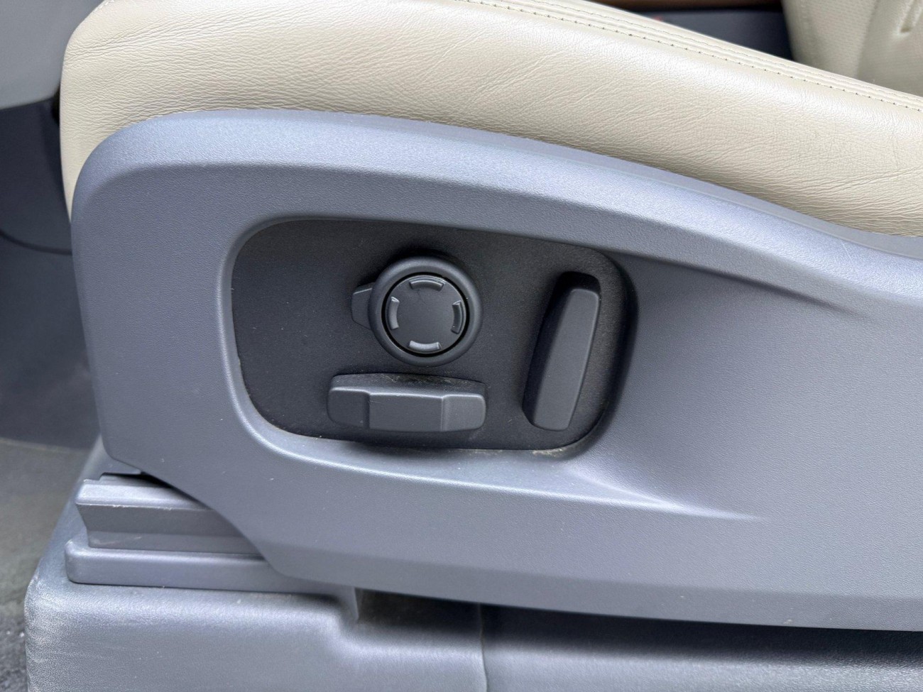 Land Rover Defender 2023