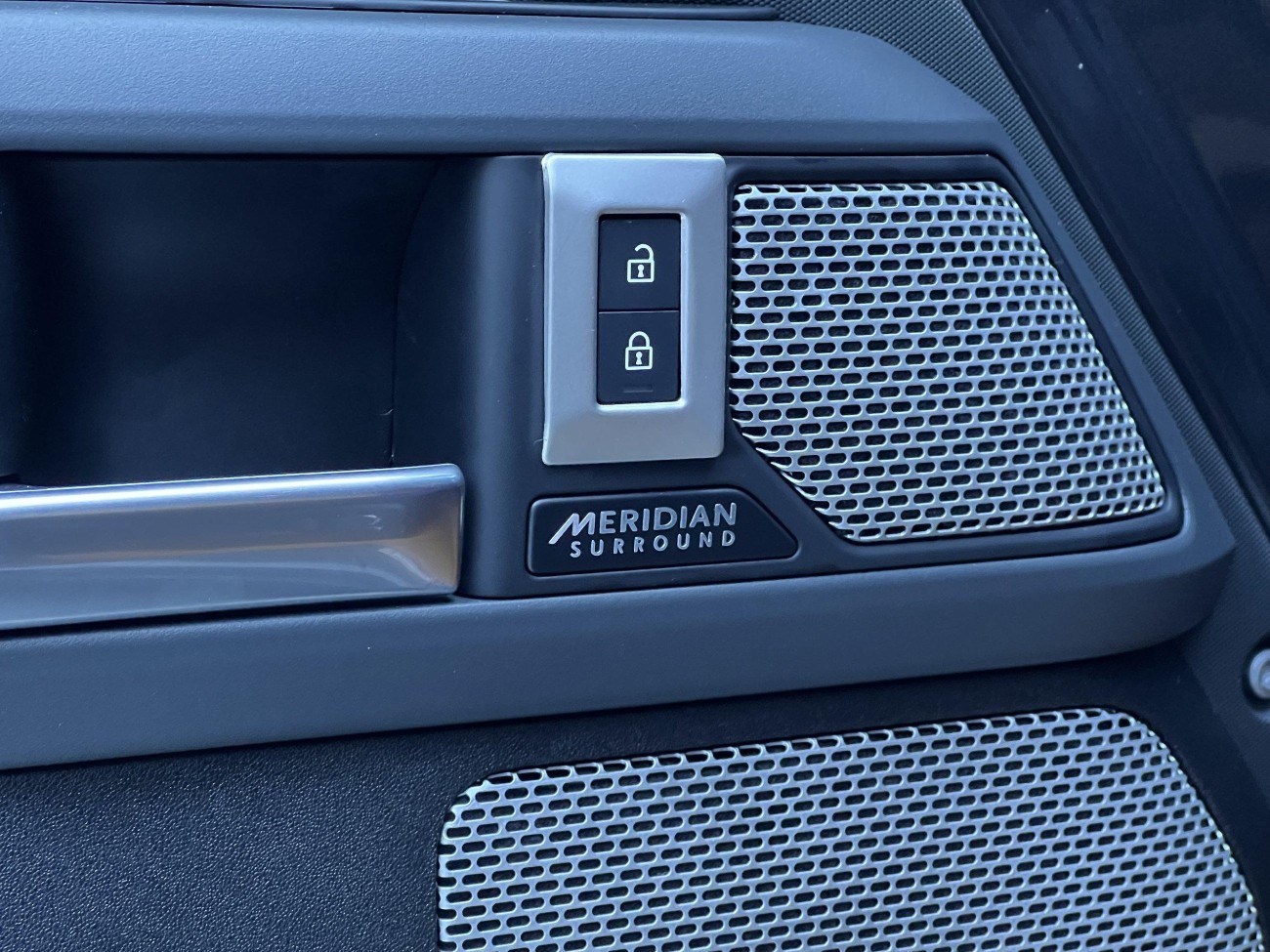 Land Rover Defender 2023