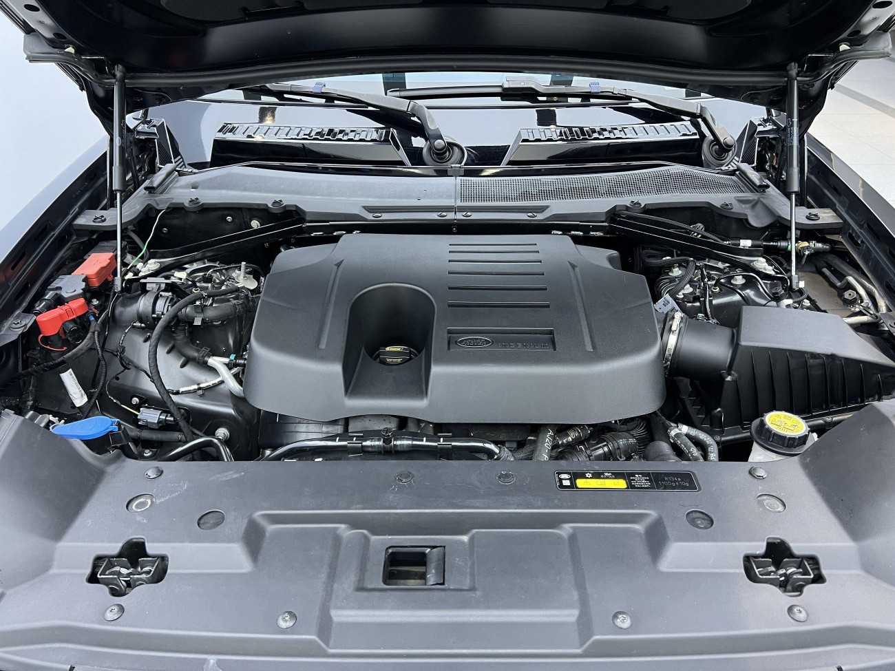 Land Rover Defender 2023