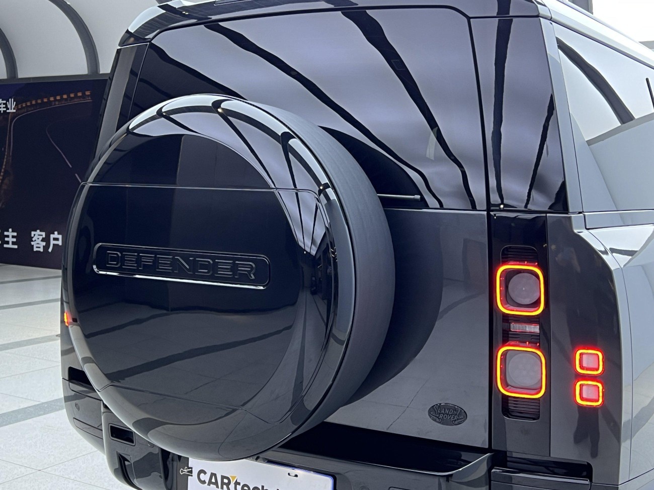 Land Rover Defender 2023