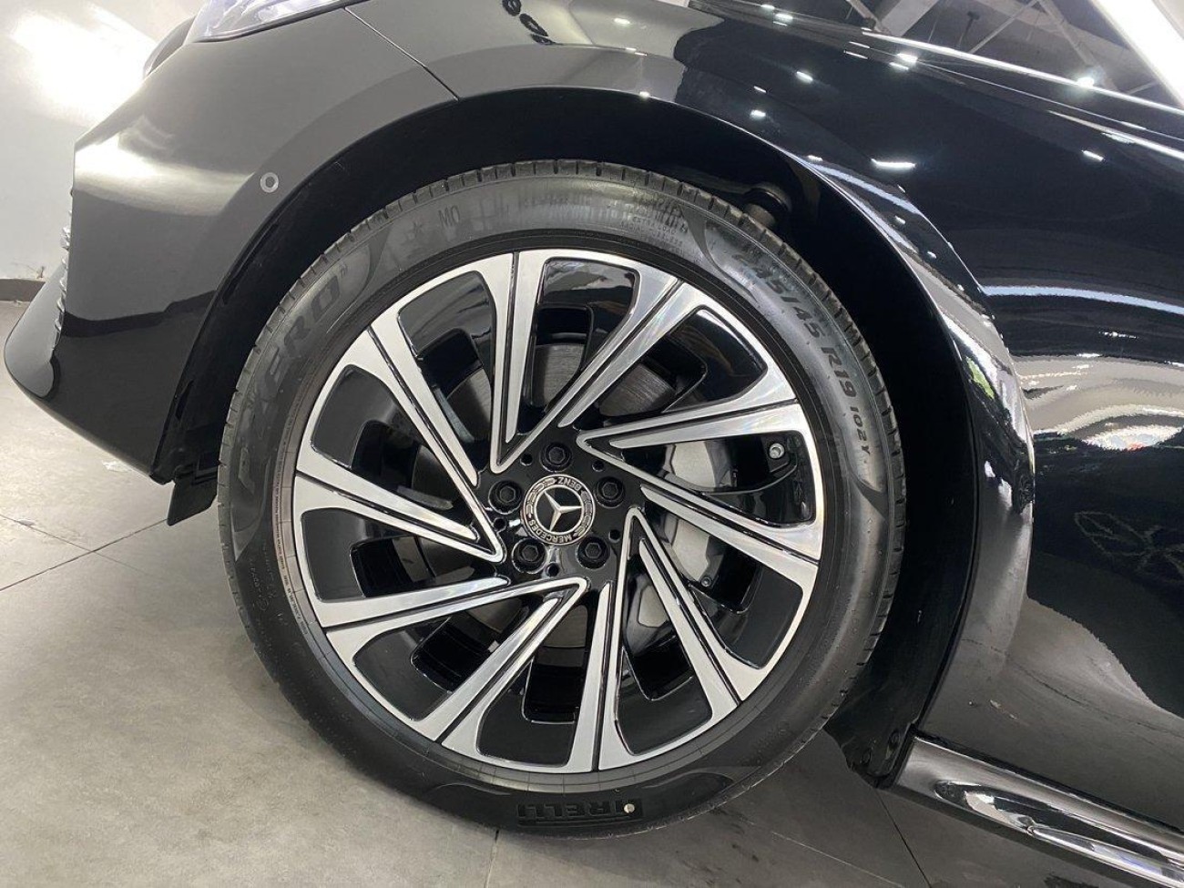 Mercedes-Benz E 300 L 2025