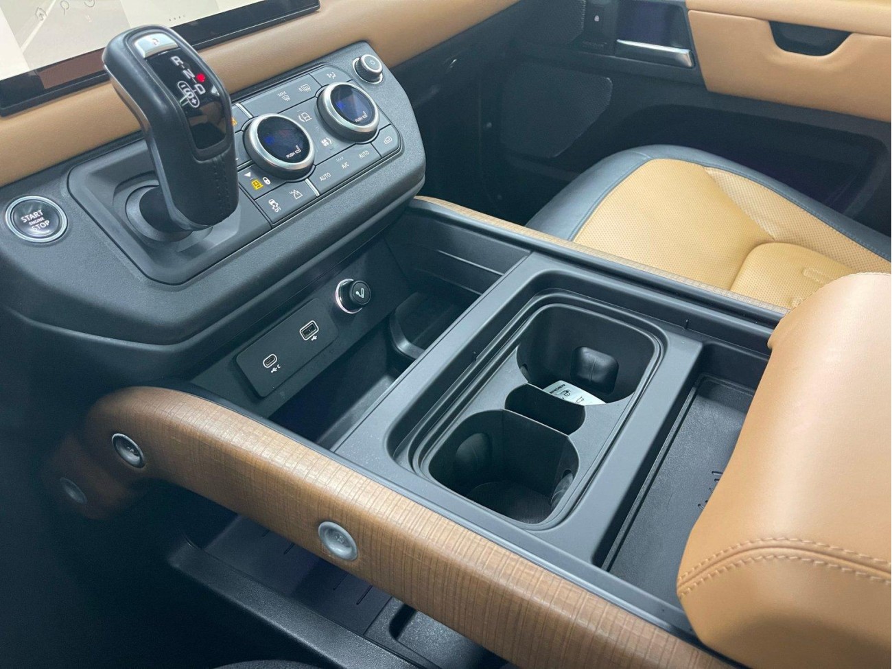 Land Rover Defender 2021