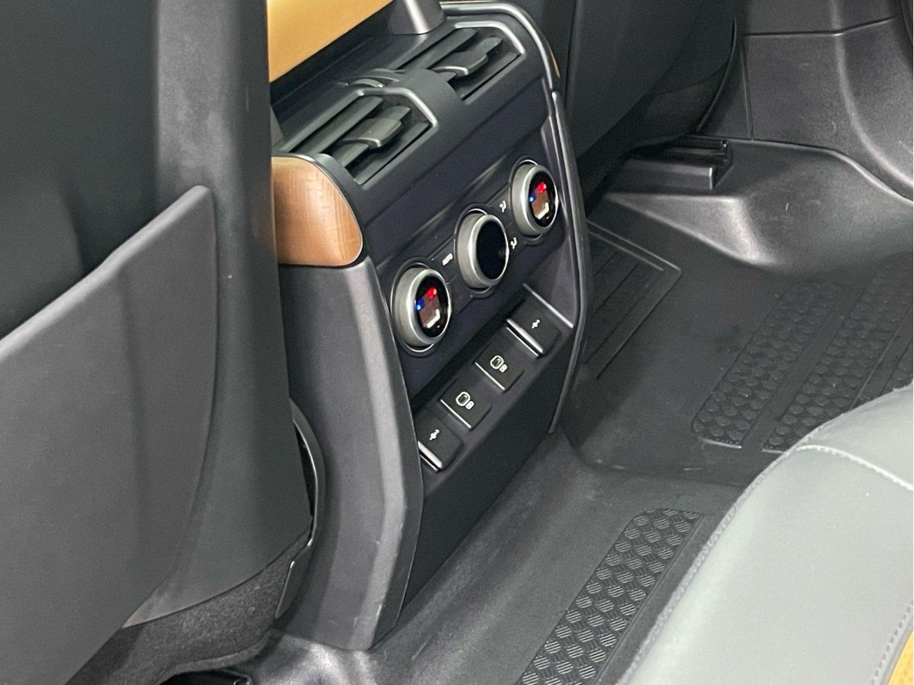 Land Rover Defender 2021