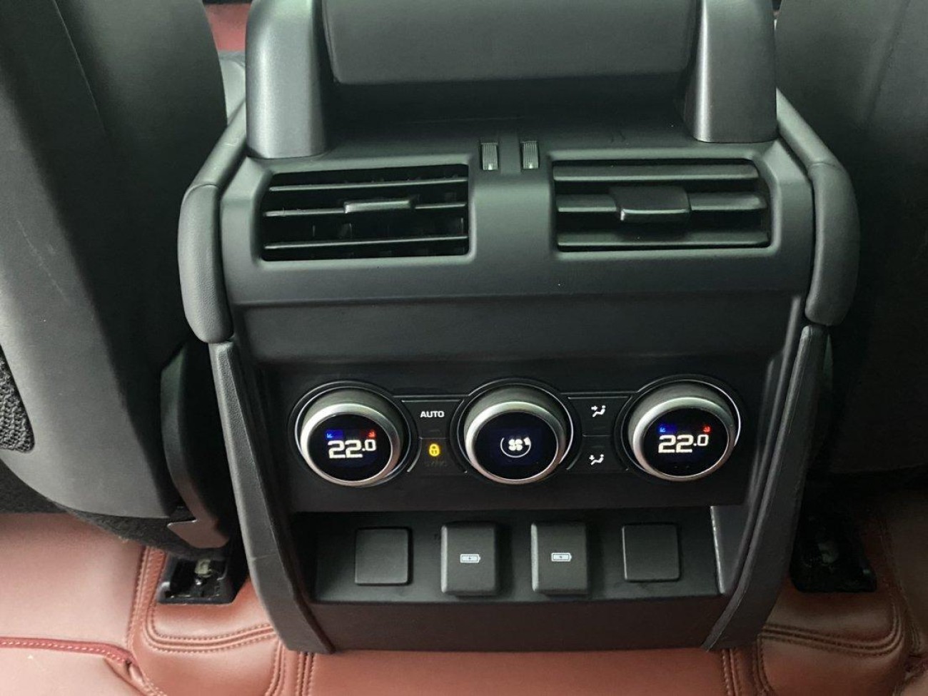 Land Rover Defender 2023