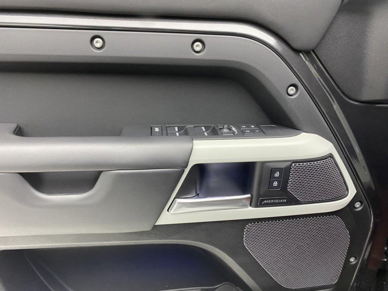 Land Rover Defender 2023