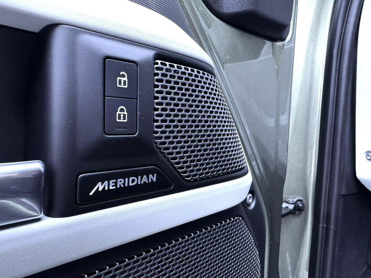 Land Rover Defender 2023