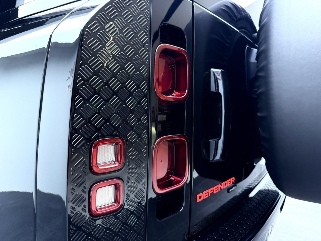 Land Rover Defender 2023